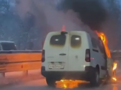 Охваченный огнем автомобиль сняли на трассе под Воронежем 