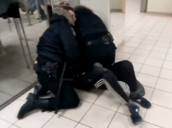 Полиция возбудила уголовное дело на ЧОПовцев, избивших парня в воронежском ТЦ