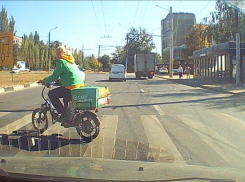  Дерзкий маневр курьера снял воронежский водитель 