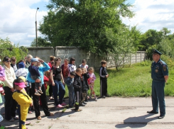 В Воронежской области маленьким переселенцам из Украины спасатели показали свою работу