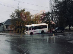 Маршрутка провалилась в яму на дороге в Воронеже