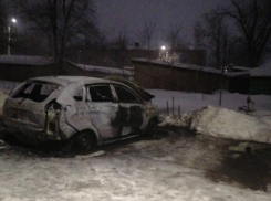 В Воронежской области подожгли автомобиль бывшей жены депутата от КПРФ