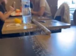 Парень зашёл в ресторан с топором и напугал воронежцев