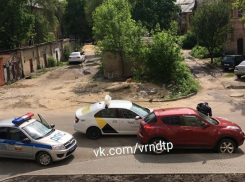 В нелепую ситуацию попал водитель «Яндекс.Такси» в воронежском дворе