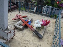 Вандалы разгромили 50 могил на кладбище под Воронежем 