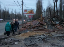 В Воронеже бардак на опасной остановке сравнили с разрухой в Сирии