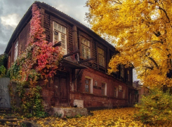 Вековой дом в красках осени впечатлил воронежцев