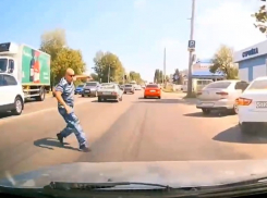 Как не надо перебегать дорогу, наглядно показал мужчина в камуфляже в Воронеже
