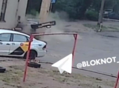 Отлетел бампер: легковушка на большой скорости влетела в здание в Воронеже