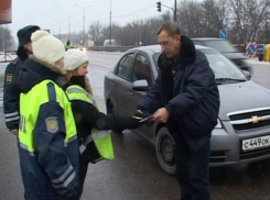 В Воронежской области полицейские и дети провели акцию в защиту елок