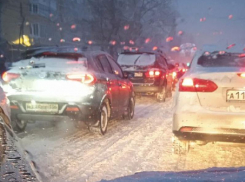 10-балльные пробки парализовали погрязший в снегу Воронеж