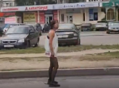 Похожа на зомби: женщину в странной позе заметили посреди дороги в Воронеже 