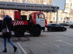 О скоплении пожарных машин возле крупного гипермаркета сообщили воронежцы