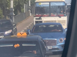 Пробка уравняла Bentley и пассажиров «Пазика» в Воронеже