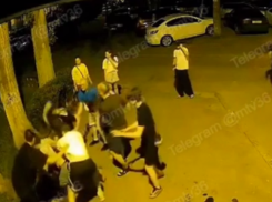Кинулись толпой: жестокая массовая драка попала на видео в Воронеже