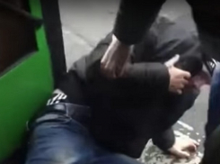 На видео попало, как в Воронеже пассажиры выбрасывают пьяного мужчину из переполненного автобуса 
