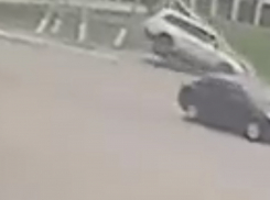 Автомобилист снес столб под Воронежем – опубликовано видео
