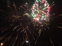 Феерию небесных взрывов сняли на близком расстоянии в Воронеже