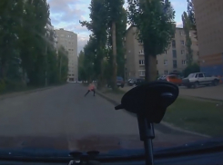 В Сети появилось видео, как наглая девочка бросается под колеса авто в Воронеже