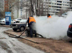 Пар от прорыва горячей воды окутал улицу в Воронеже