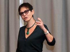 Как негативные эмоции превратить в деньги расскажет воронежцам Ирина Хакамада 