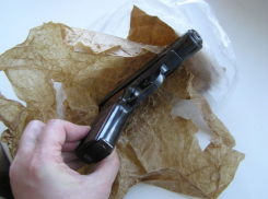 В Коминтерновском районе мужчина выстрелил в окно офиса из травматического оружия