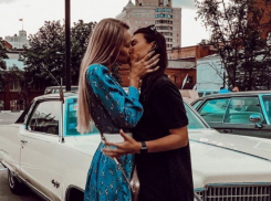 Аморальным поцелуем встретила подругу знаменитая блогерша  