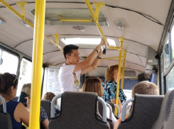 Воронежцы устроили травлю собирающего деньги в маршрутке парня