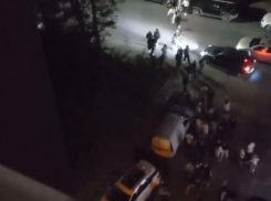 Массовую «утечку» подростков сняли на видео в центре Воронежа