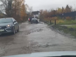 Объезд после дождей стал ловушкой для машин и автобусов под Воронежем
