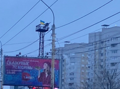 Над воронежским виадуком взмыл флаг Украины 