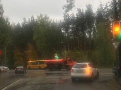 Оборванные провода, дождь и ДТП: Воронеж замер в 8-балльных пробках