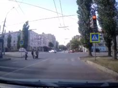 Электромопед снес девушку на переходе в Воронеже 