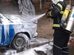 В Воронежской области пожарные тушили горящую «семерку»