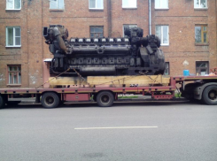 Двигатель-монстр размером с машину заметили на улице в Воронеже