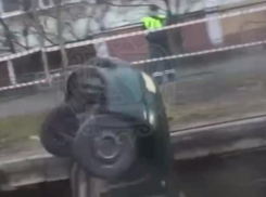 Две машины провалились под асфальт в Воронеже – опубликовано видео