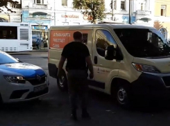 Борец с автохамами вынудил инкассаторов вызвать ЧОП в Воронеже