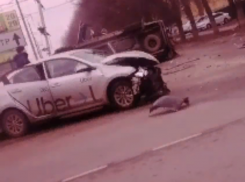 Последствия ДТП с перевернутым микроавтобусом с пассажирами сняли в Воронеже 