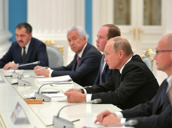 Александру Гусеву досталось место на углу стола Владимира Путина