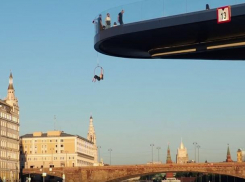 Воронежская экстремалка исполнила опасный номер на кольце в парке «Зарядье»