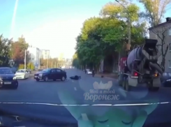 Момент ДТП с вылетевшим мотоциклистом попал на видео в Воронеже