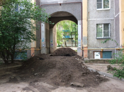 Воронежцы возмутились ямой в арке на Путиловской, куда падают люди
