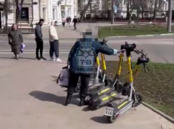 Пенсионерка разнесла «строй“ электросамокатов в Воронеже и попала на видео