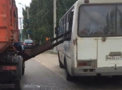Ковш мусоровоза пробил голову пассажирке ПАЗ в Воронеже