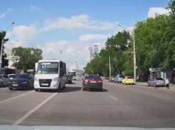 Психанули: воронежские автомобилисты массово пустились во все тяжкие из-за пробки 