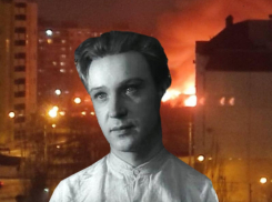 Огонь на бывшем военном складе озарил улицу имени пламенного поэта в Воронеже