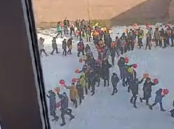 Оригинальное поздравление от учеников школы попало на видео в Воронеже