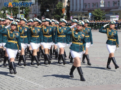 Красотки-военнослужащие в коротких юбках прошагали на параде Победы в Воронеже