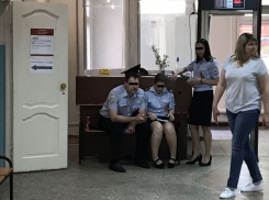 Ерничающих полицейских без средств защиты заметили на голосовании в Воронеже