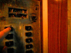 Сразу трем управляющим компаниям Воронежа выписали штраф за опасные лифты в многоэтажках